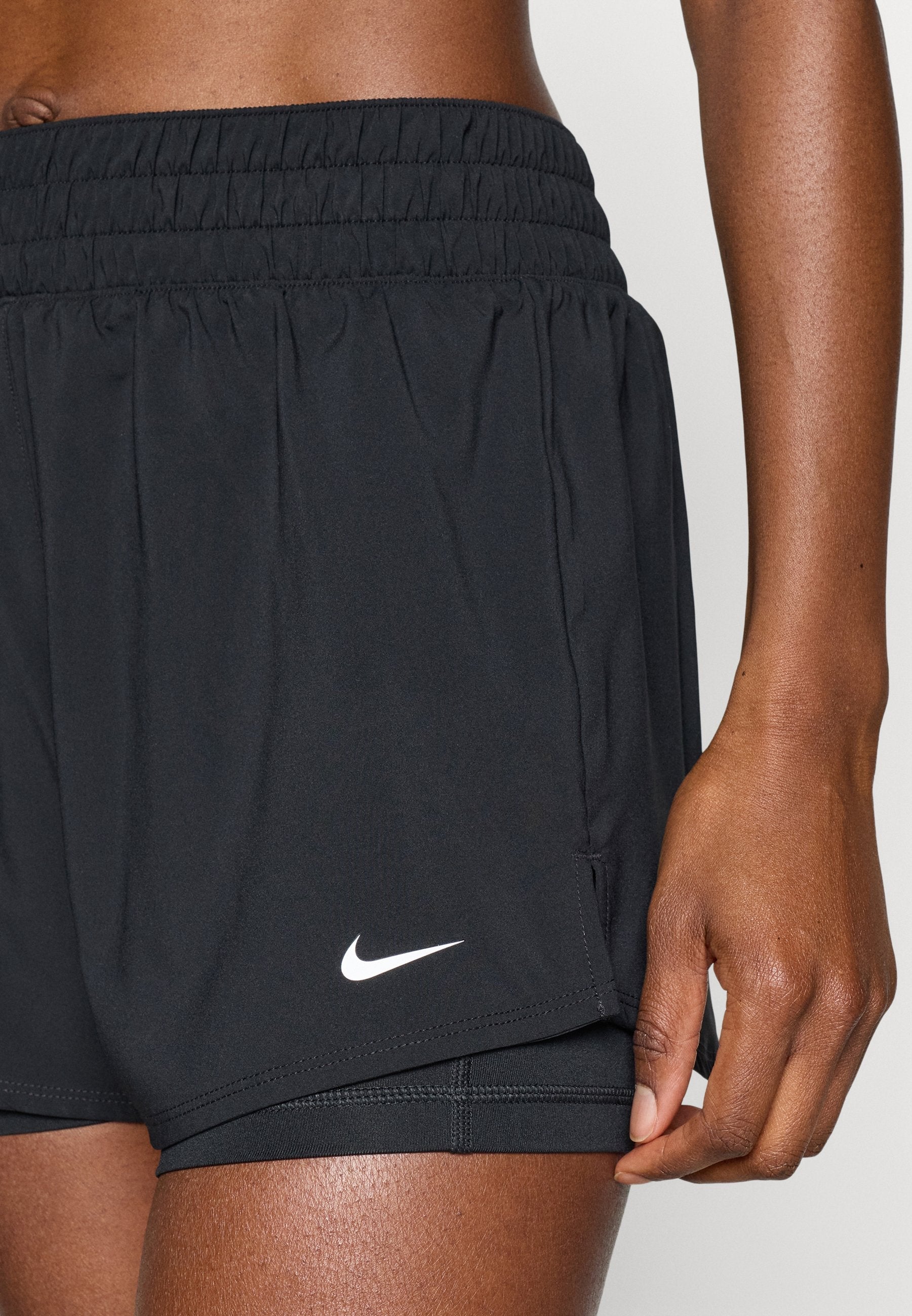 ONE SHORT - Korte broeken - black/white